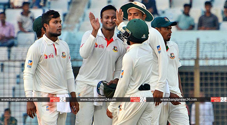 সাকিবের ঘূর্ণিতে সাজঘরে রেনশ