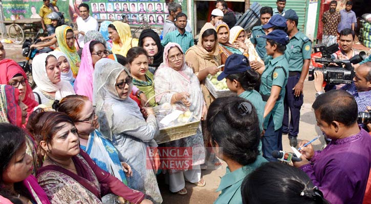 খালেদা জিয়ার ইফতার নিয়ে ফিরে গেল মহিলা দল-যুবদল