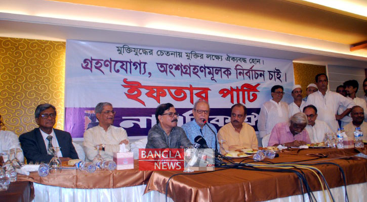 মান্নার ইফতারে ফখরুল, আসেননি কাদের