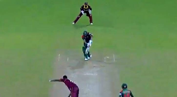 ম্যাচ গড়ালো শেষ ওভারে