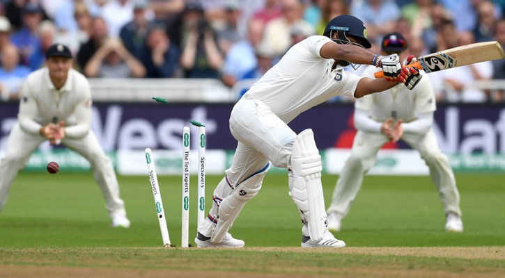 ৩২৯ রানেই শেষ ভারত, নড়বড়ে ইংল্যান্ড