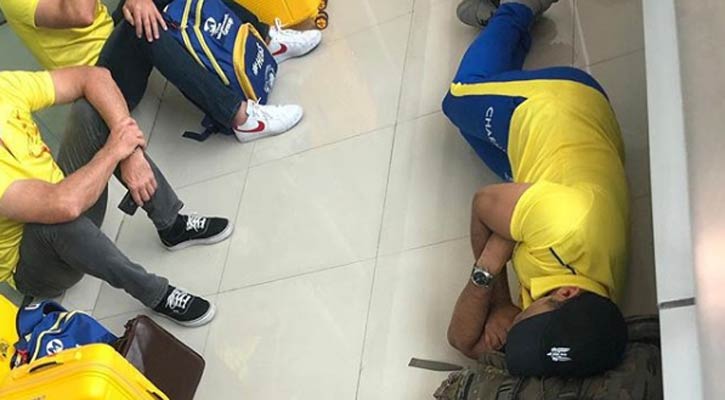 আবারও বিমানবন্দরের মেঝেতে ধোনির ঘুম