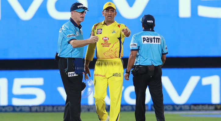 রেকর্ড গড়ার ম্যাচে জরিমানা গুনলেন ধোনি