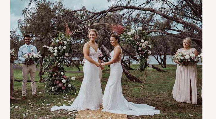 ভালোবেসে ঘর বাঁধলেন দুই দেশের দুই নারী ক্রিকেটার