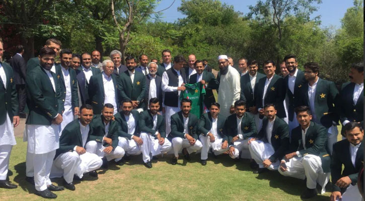 সরফরাজদের জন্য অভিজ্ঞতার ঝাঁপি খুললেন ইমরান খান