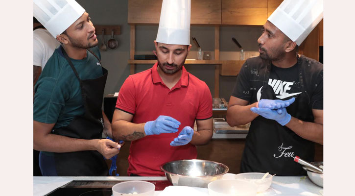 হায়দ্রাবাদে ‘বাবুর্চি’র ভূমিকায় সাকিব