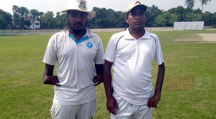 মাঠে দ্যুতি ছড়াচ্ছেন প্রতিবন্ধী ২ ক্রিকেটার 