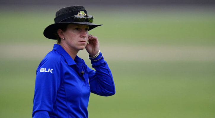 পুরুষ ক্রিকেটে প্রথম নারী আম্পায়ার