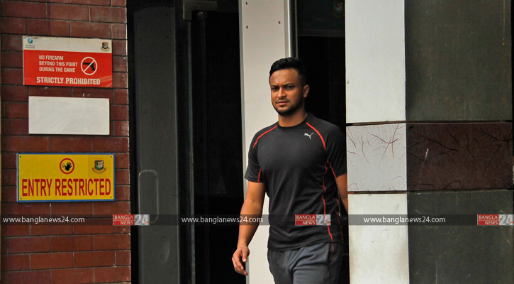 দেশে ফিরলেন সাকিব