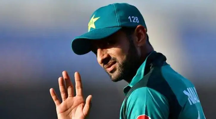 ইংল্যান্ড থেকে ১০ দিনের ছুটিতে হঠাৎই দেশে ফিরলেন মালিক