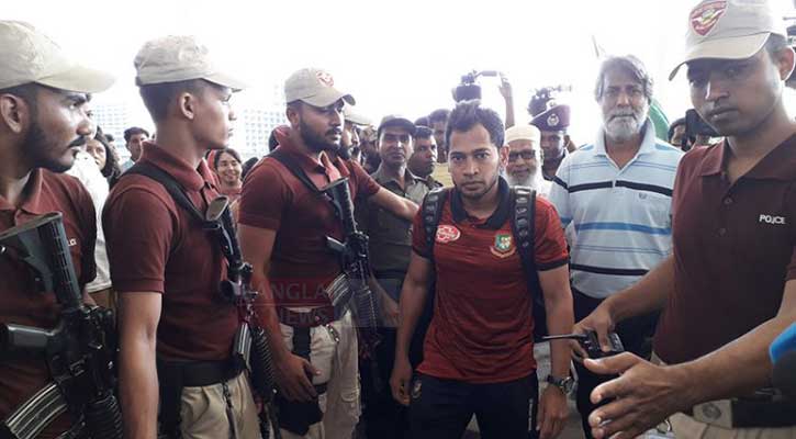 ঢাকা ছাড়লেন টাইগাররা, রাতে যাবেন সাকিব