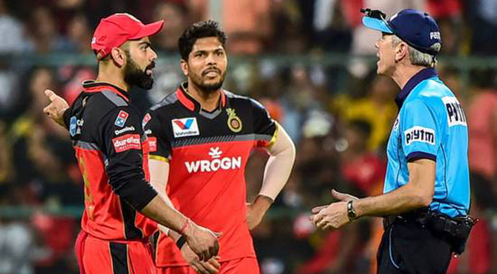 আইপিএলে মেজাজ হারিয়ে দরজা ভাঙলেন আম্পায়ার