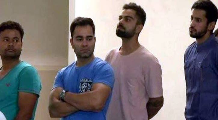 লাইনে দাঁড়িয়ে ভোট দিলেন কোহলি