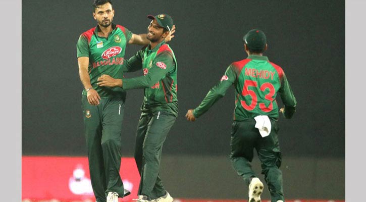 অ্যামব্রিসকে ফেরালেন মাশরাফি