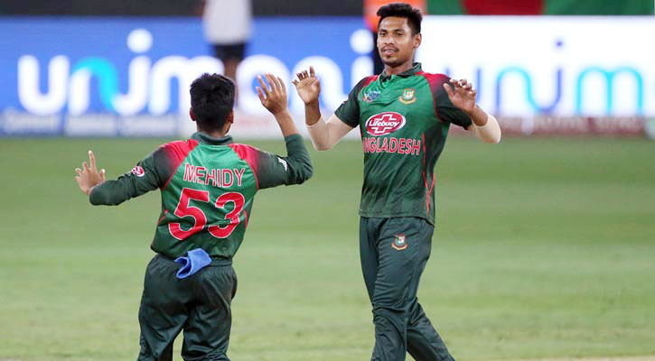 চেজকে রিয়াদের ক্যাচে ফেরালেন মোস্তাফিজ