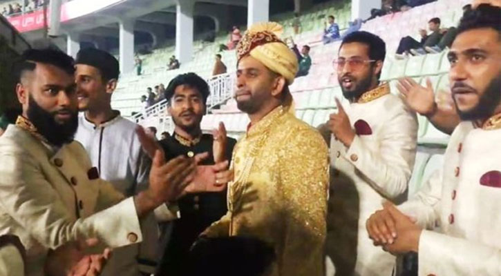 মাশরাফিদের খেলা দেখতে বিয়ের মঞ্চ থেকে মাঠে!