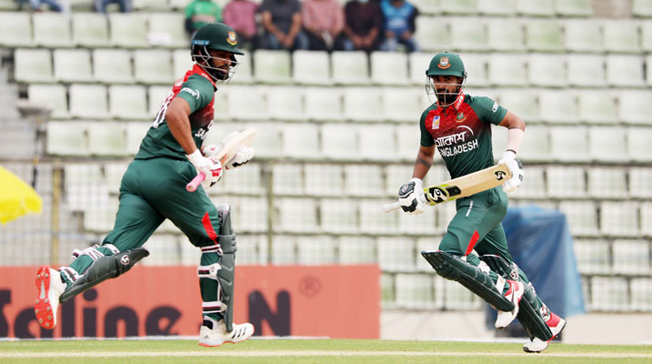 ৪৩ ওভারে নেমে এলো ম্যাচ, ব্যাটিং শুরু করেছেন তামিম-লিটন