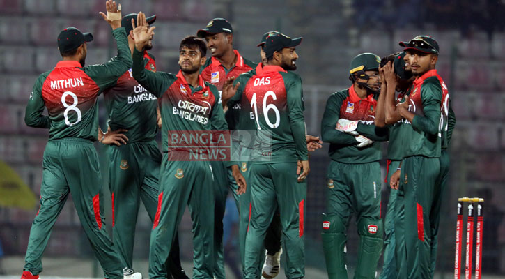 শুরুতেই শফিউল-মোস্তাফিজের আঘাত