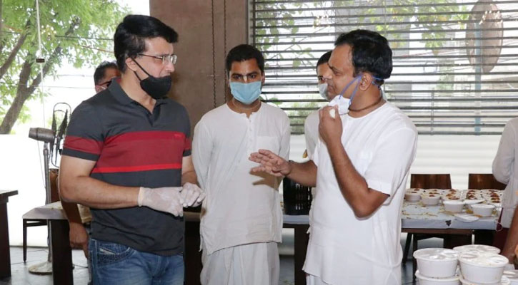 প্রতিদিন ১০ হাজার মানুষের খাবারের ব্যবস্থা করছেন গাঙ্গুলী