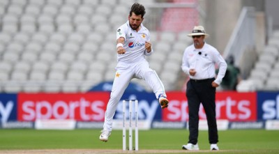 ইংল্যান্ডকে স্বল্প রানে গুটিয়ে দ্বিতীয় ইনিংস শুরু করলো পাকিস্তান