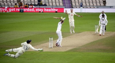 আজহার-বাবরের ব্যাটে ম্যাচ বাঁচানোর স্বপ্ন দেখছে পাকিস্তান