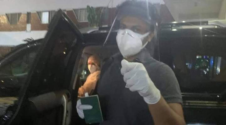 দেশে ফিরলেন সাকিব