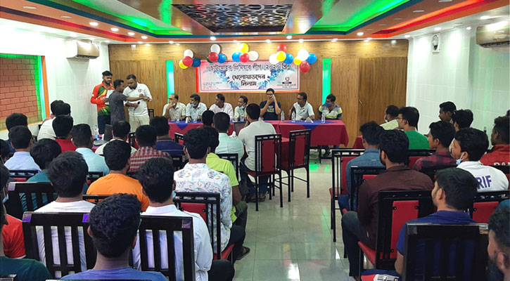 পাবনায় ত্রিদলীয় প্রিমিয়ার লীগে খেলোয়াড়দের নিলাম অনুষ্ঠিত