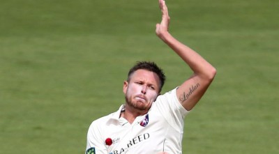 বলে স্যানিটাইজার লাগিয়ে নিষিদ্ধ অজি পেসার