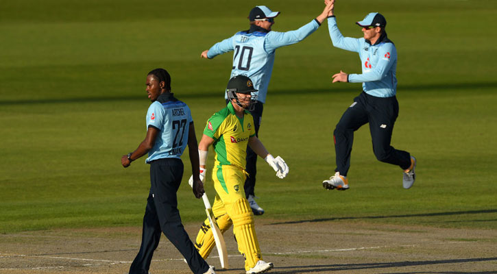 অস্ট্রেলিয়ার ব্যাটিং ধসে সিরিজ সমতায় ইংল্যান্ড