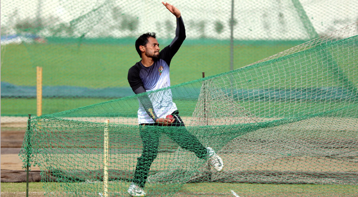 ব্যাট-গ্লাভস ছেড়ে বল হাতে 'লেগ স্পিনার' মুশফিক