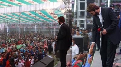 নারায়ণগঞ্জে শাকিব খানকে দেখতে উৎসুক মানুষের ঢল