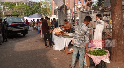 ঢামেকের জরুরি বিভাগের সামনে ইফতার বিক্রি