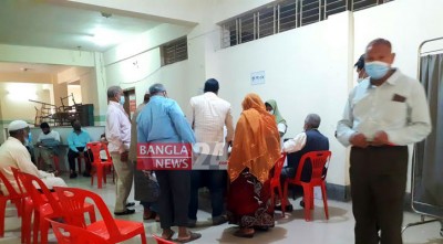 রাজশাহীতে এসএমএস না পাওয়ায় দ্বিতীয় ডোজ টিকা নিতে ভোগান্তি