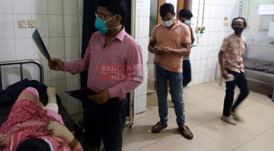 পিপিই না পরেই ঝুঁকি নিয়ে রোগী দেখছেন চিকিৎসকরা