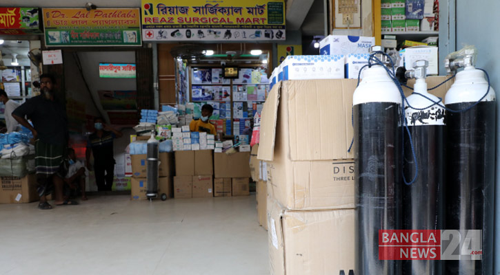 মিটফোর্ড এলাকায় অক্সিজেন সিলিন্ডারের সংকট