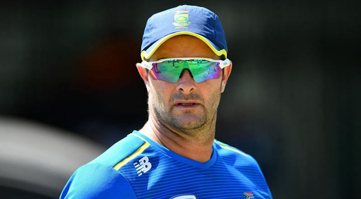 বর্ণবৈষম্যমূলক গানের অংশ হওয়ায় ক্ষমা চাইলেন বাউচার!