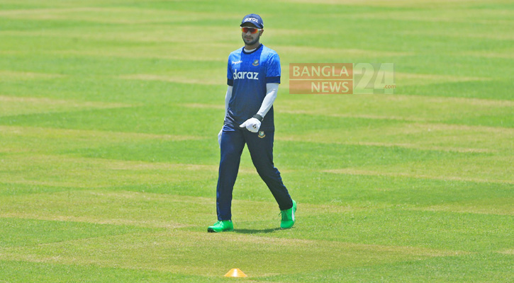 রাতে দেশে ফিরছেন সাকিব