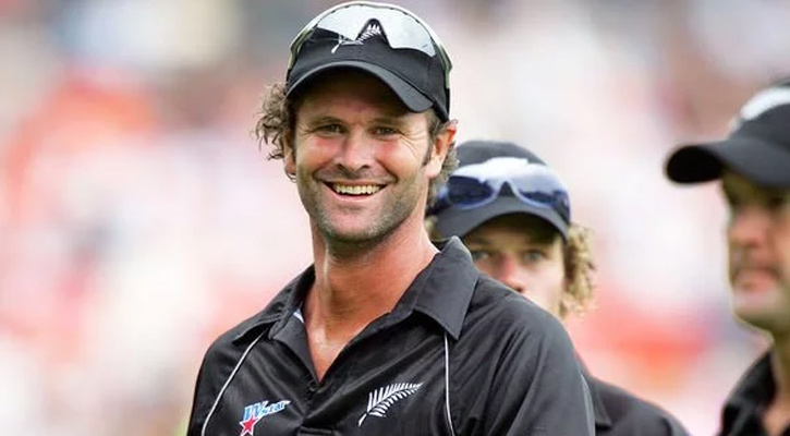 স্ট্রোকের পর পক্ষাঘাতগ্রস্ত ক্রিস কেয়ার্নস