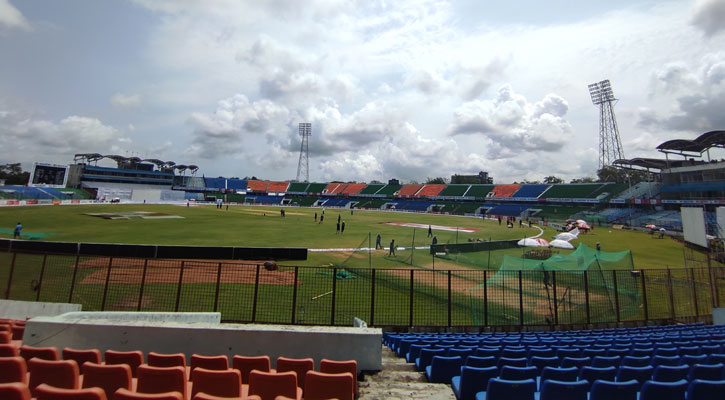 বৃষ্টি বিঘ্নিত দিনে পথ দেখাচ্ছেন মুশফিক-লিটন