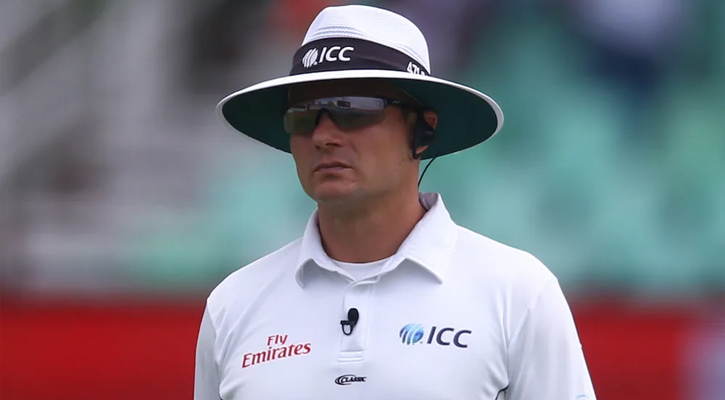 খেলা ছেড়ে প্যাভিলিয়নে আম্পায়ার!