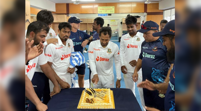 কেক কেটে মুশফিকের ৫ হাজার রান উদযাপন