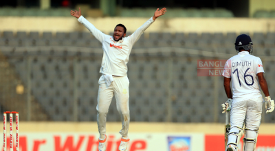 সাকিবের কল্যাণে কিছুটা স্বস্তিতে থেকে দিনের শেষ