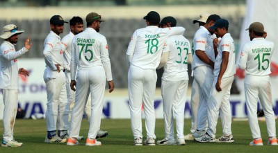 নির্বিষ বোলিংয়ে উইকেটহীন প্রথম ঘণ্টা