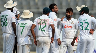 স্ট্যাম্পিংয়ের আবেদনে ক্যাচ আউট, চতুর্থ উইকেট পেলেন সাকিব