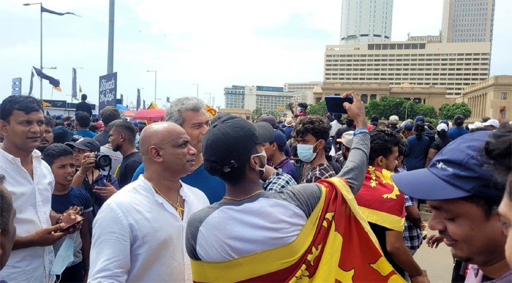 জনগণের সঙ্গে রাজপথে জয়াসুরিয়া