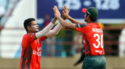 আফিফ-নাসুমকে নিয়ে দেশে ফিরলেন রিয়াদ