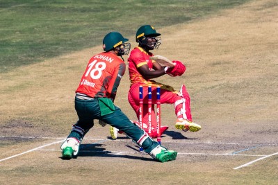 মোসাদ্দেকের তৃতীয় আঘাত, ধুঁকছে জিম্বাবুয়ে