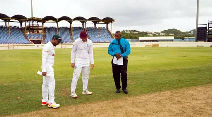 বাকিদের ব্যর্থতার দিনে লড়ছেন মিঠুন