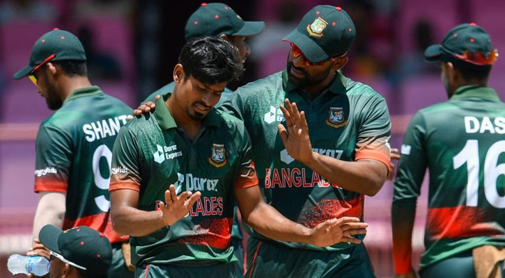 বোলিংয়ে এসেই জুটি ভাঙলেন তাইজুল 