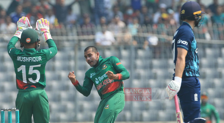 মালানকে ফেরালেন মিরাজ